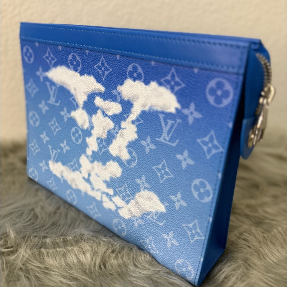 ❌❌SOLD❌❌ Louis Vuitton Blue Cloud Monogram limited edition Clutch - Picture 13 of 13